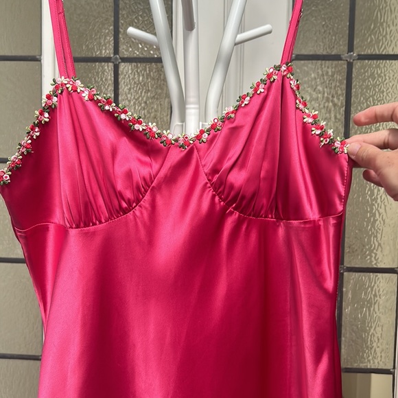 Host Pick 🌺 Silky Midi Dress - Picture 5 of 7